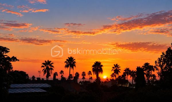 VILLENEUVE-LOUBET – 4 PIÈCES, 3 TERRASSES, MER À PIED

À seulement 5 minutes à pied de la mer et des commodités, découvrez ce 4 pièces traversant Est-Ouest de 86 m², situé au premier étage d’une résidence sécurisée et gardiennée.
À hauteur de feuillage, l’appartement bénéficie d’un environnement particulièrement verdoyant et d’un accès extérieur depuis chaque pièce.

LES POINTS ESSENTIELS
•	Séjour avec cuisine ouverte
•	Trois chambres
•	Trois terrasses totalisant 25 m²
•	Salle d’eau et WC indépendants
•	Dressing et nombreux rangements
•	Double vitrage haute performance
•	Climatisation réversible
•	Cave de 5 m²

La résidence est implantée dans un parc arboré de plus de 3 hectares avec tennis, boulodrome, aire de jeux et locaux à vélos.

Le stationnement est collectif, exclusivement réservé aux résidents et suffisamment dimensionné pour se garer facilement. Des places visiteurs sont également disponibles.

Mer, commerces et commodités sont accessibles à pied, avec également un accès rapide aux principaux axes vers Nice, Antibes et Cannes.

Premières visites à partir du jeudi 1er octobre. Vous pouvez dès à présent me contacter pour réserver votre créneau de visite.
Christine AOUSTIN – BSK Immobilier
06 11 46 60 64 – Disponible 7 j/7
---