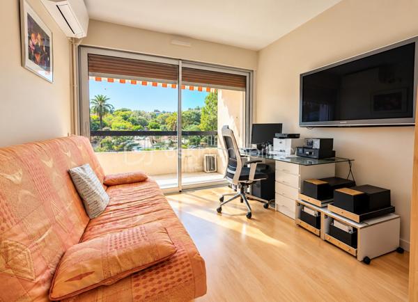 VILLENEUVE-LOUBET – 4 PIÈCES, 3 TERRASSES, MER À PIED

À seulement 5 minutes à pied de la mer et des commodités, découvrez ce 4 pièces traversant Est-Ouest de 86 m², situé au premier étage d’une résidence sécurisée et gardiennée.
À hauteur de feuillage, l’appartement bénéficie d’un environnement particulièrement verdoyant et d’un accès extérieur depuis chaque pièce.

LES POINTS ESSENTIELS
•	Séjour avec cuisine ouverte
•	Trois chambres
•	Trois terrasses totalisant 25 m²
•	Salle d’eau et WC indépendants
•	Dressing et nombreux rangements
•	Double vitrage haute performance
•	Climatisation réversible
•	Cave de 5 m²

La résidence est implantée dans un parc arboré de plus de 3 hectares avec tennis, boulodrome, aire de jeux et locaux à vélos.

Le stationnement est collectif, exclusivement réservé aux résidents et suffisamment dimensionné pour se garer facilement. Des places visiteurs sont également disponibles.

Mer, commerces et commodités sont accessibles à pied, avec également un accès rapide aux principaux axes vers Nice, Antibes et Cannes.

Premières visites à partir du jeudi 1er octobre. Vous pouvez dès à présent me contacter pour réserver votre créneau de visite.
Christine AOUSTIN – BSK Immobilier
06 11 46 60 64 – Disponible 7 j/7
---