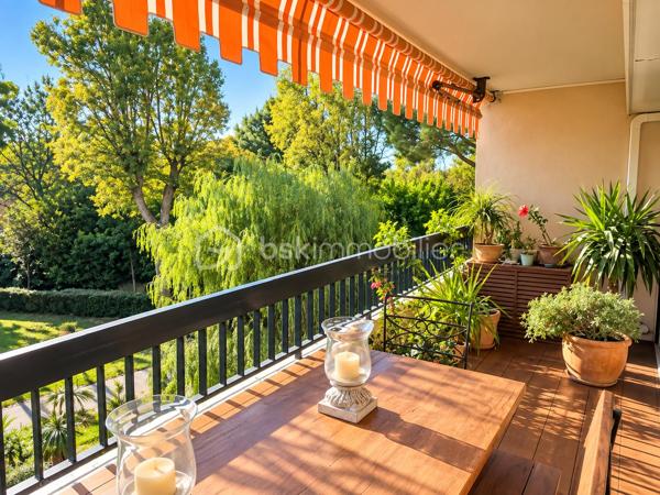 VILLENEUVE-LOUBET – 4 PIÈCES, 3 TERRASSES, MER À PIED

À seulement 5 minutes à pied de la mer et des commodités, découvrez ce 4 pièces traversant Est-Ouest de 86 m², situé au premier étage d’une résidence sécurisée et gardiennée.
À hauteur de feuillage, l’appartement bénéficie d’un environnement particulièrement verdoyant et d’un accès extérieur depuis chaque pièce.

LES POINTS ESSENTIELS
•	Séjour avec cuisine ouverte
•	Trois chambres
•	Trois terrasses totalisant 25 m²
•	Salle d’eau et WC indépendants
•	Dressing et nombreux rangements
•	Double vitrage haute performance
•	Climatisation réversible
•	Cave de 5 m²

La résidence est implantée dans un parc arboré de plus de 3 hectares avec tennis, boulodrome, aire de jeux et locaux à vélos.

Le stationnement est collectif, exclusivement réservé aux résidents et suffisamment dimensionné pour se garer facilement. Des places visiteurs sont également disponibles.

Mer, commerces et commodités sont accessibles à pied, avec également un accès rapide aux principaux axes vers Nice, Antibes et Cannes.

Premières visites à partir du jeudi 1er octobre. Vous pouvez dès à présent me contacter pour réserver votre créneau de visite.
Christine AOUSTIN – BSK Immobilier
06 11 46 60 64 – Disponible 7 j/7
---