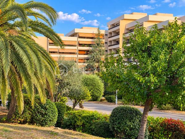 VILLENEUVE-LOUBET – 4 PIÈCES, 3 TERRASSES, MER À PIED

À seulement 5 minutes à pied de la mer et des commodités, découvrez ce 4 pièces traversant Est-Ouest de 86 m², situé au premier étage d’une résidence sécurisée et gardiennée.
À hauteur de feuillage, l’appartement bénéficie d’un environnement particulièrement verdoyant et d’un accès extérieur depuis chaque pièce.

LES POINTS ESSENTIELS
•	Séjour avec cuisine ouverte
•	Trois chambres
•	Trois terrasses totalisant 25 m²
•	Salle d’eau et WC indépendants
•	Dressing et nombreux rangements
•	Double vitrage haute performance
•	Climatisation réversible
•	Cave de 5 m²

La résidence est implantée dans un parc arboré de plus de 3 hectares avec tennis, boulodrome, aire de jeux et locaux à vélos.

Le stationnement est collectif, exclusivement réservé aux résidents et suffisamment dimensionné pour se garer facilement. Des places visiteurs sont également disponibles.

Mer, commerces et commodités sont accessibles à pied, avec également un accès rapide aux principaux axes vers Nice, Antibes et Cannes.

Premières visites à partir du jeudi 1er octobre. Vous pouvez dès à présent me contacter pour réserver votre créneau de visite.
Christine AOUSTIN – BSK Immobilier
06 11 46 60 64 – Disponible 7 j/7
---