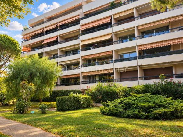 VILLENEUVE-LOUBET – 4 PIÈCES, 3 TERRASSES, MER À PIED

À seulement 5 minutes à pied de la mer et des commodités, découvrez ce 4 pièces traversant Est-Ouest de 86 m², situé au premier étage d’une résidence sécurisée et gardiennée.
À hauteur de feuillage, l’appartement bénéficie d’un environnement particulièrement verdoyant et d’un accès extérieur depuis chaque pièce.

LES POINTS ESSENTIELS
•	Séjour avec cuisine ouverte
•	Trois chambres
•	Trois terrasses totalisant 25 m²
•	Salle d’eau et WC indépendants
•	Dressing et nombreux rangements
•	Double vitrage haute performance
•	Climatisation réversible
•	Cave de 5 m²

La résidence est implantée dans un parc arboré de plus de 3 hectares avec tennis, boulodrome, aire de jeux et locaux à vélos.

Le stationnement est collectif, exclusivement réservé aux résidents et suffisamment dimensionné pour se garer facilement. Des places visiteurs sont également disponibles.

Mer, commerces et commodités sont accessibles à pied, avec également un accès rapide aux principaux axes vers Nice, Antibes et Cannes.

Premières visites à partir du jeudi 1er octobre. Vous pouvez dès à présent me contacter pour réserver votre créneau de visite.
Christine AOUSTIN – BSK Immobilier
06 11 46 60 64 – Disponible 7 j/7
---