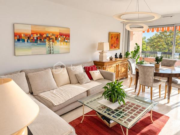 VILLENEUVE-LOUBET – 4 PIÈCES, 3 TERRASSES, MER À PIED

À seulement 5 minutes à pied de la mer et des commodités, découvrez ce 4 pièces traversant Est-Ouest de 86 m², situé au premier étage d’une résidence sécurisée et gardiennée.
À hauteur de feuillage, l’appartement bénéficie d’un environnement particulièrement verdoyant et d’un accès extérieur depuis chaque pièce.

LES POINTS ESSENTIELS
•	Séjour avec cuisine ouverte
•	Trois chambres
•	Trois terrasses totalisant 25 m²
•	Salle d’eau et WC indépendants
•	Dressing et nombreux rangements
•	Double vitrage haute performance
•	Climatisation réversible
•	Cave de 5 m²

La résidence est implantée dans un parc arboré de plus de 3 hectares avec tennis, boulodrome, aire de jeux et locaux à vélos.

Le stationnement est collectif, exclusivement réservé aux résidents et suffisamment dimensionné pour se garer facilement. Des places visiteurs sont également disponibles.

Mer, commerces et commodités sont accessibles à pied, avec également un accès rapide aux principaux axes vers Nice, Antibes et Cannes.

Premières visites à partir du jeudi 1er octobre. Vous pouvez dès à présent me contacter pour réserver votre créneau de visite.
Christine AOUSTIN – BSK Immobilier
06 11 46 60 64 – Disponible 7 j/7
---
