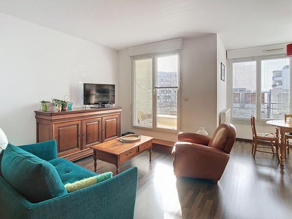 A vendre proche CHU, les hauts de Saint Aubin, Jean Moulin. Appartement type 3 en duplex, très lumineux orientation sud, nombreux placards, ascenseur, parking privatif, chauffage individuel.