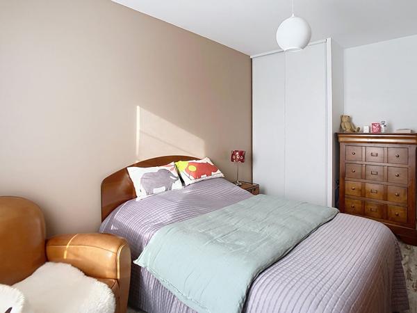 A vendre proche CHU, les hauts de Saint Aubin, Jean Moulin. Appartement type 3 en duplex, très lumineux orientation sud, nombreux placards, ascenseur, parking privatif, chauffage individuel.