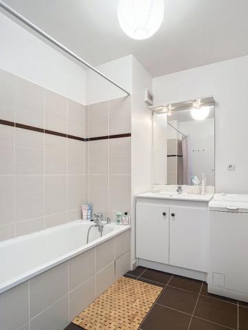 A vendre proche CHU, les hauts de Saint Aubin, Jean Moulin. Appartement type 3 en duplex, très lumineux orientation sud, nombreux placards, ascenseur, parking privatif, chauffage individuel.