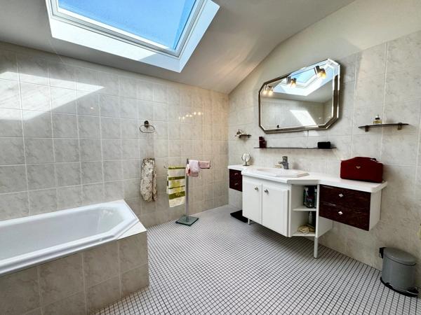 Vente                                                      Maison
                        
                     8 pièces                      160 m2                     à Le Breuil-sur-Couze