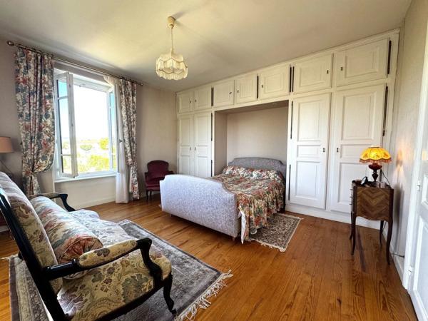 Vente                                                      Maison
                        
                     8 pièces                      160 m2                     à Le Breuil-sur-Couze