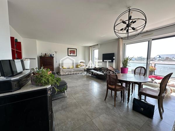 Appartement panoramique dernier étage de 94 m2 trois chambres avec balcon, seul sur le palier, avec double garage et cave.