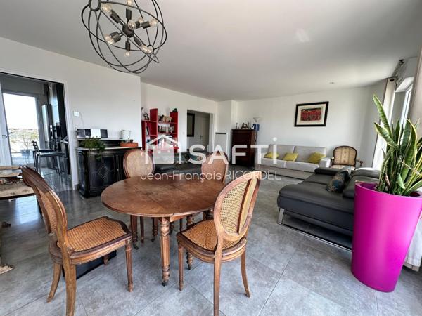 Appartement panoramique dernier étage de 94 m2 trois chambres avec balcon, seul sur le palier, avec double garage et cave.