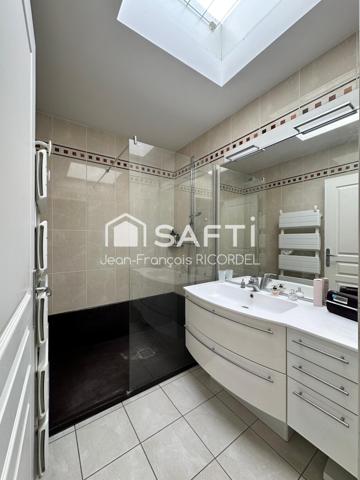 Appartement panoramique dernier étage de 94 m2 trois chambres avec balcon, seul sur le palier, avec double garage et cave.