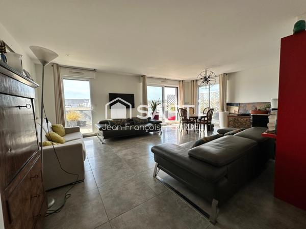 Appartement panoramique dernier étage de 94 m2 trois chambres avec balcon, seul sur le palier, avec double garage et cave.