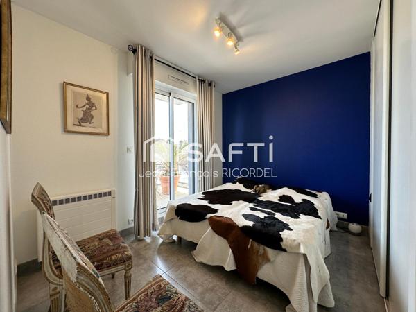 Appartement panoramique dernier étage de 94 m2 trois chambres avec balcon, seul sur le palier, avec double garage et cave.