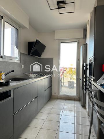 Appartement panoramique dernier étage de 94 m2 trois chambres avec balcon, seul sur le palier, avec double garage et cave.