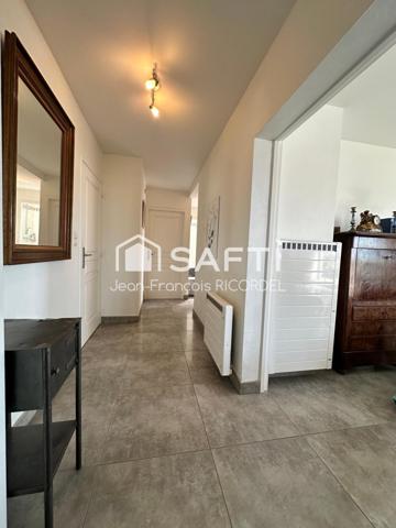 Appartement panoramique dernier étage de 94 m2 trois chambres avec balcon, seul sur le palier, avec double garage et cave.