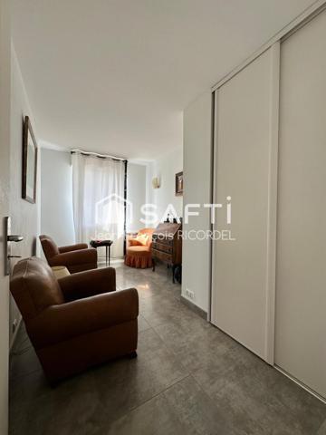 Appartement panoramique dernier étage de 94 m2 trois chambres avec balcon, seul sur le palier, avec double garage et cave.