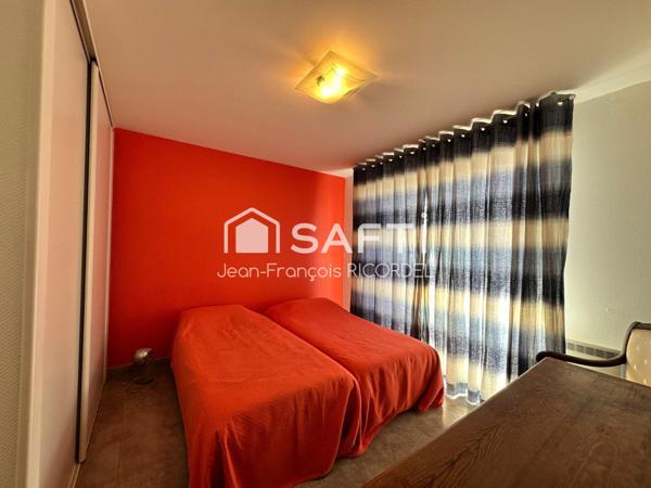 Appartement panoramique dernier étage de 94 m2 trois chambres avec balcon, seul sur le palier, avec double garage et cave.