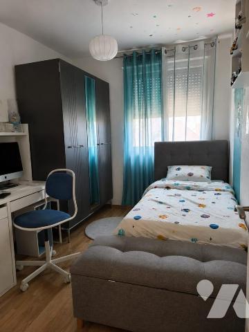 Appartement lumineux et chaleureux, niché au cœur d’une résidence calme et agréable.
