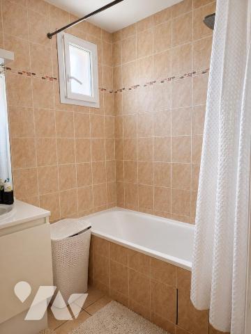 Appartement lumineux et chaleureux, niché au cœur d’une résidence calme et agréable.