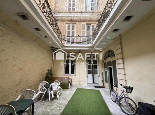 Chartrons : murs commerciaux-bureaux de 198 m² avec cour intérieure, places de parking et local vélo