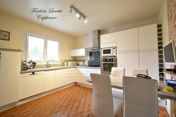 Maison à vendre 6 pièces MONTMORT LUCY (51) de 211 m² avec 2 garage, Tardin, Dépendance dans un secteur calme.