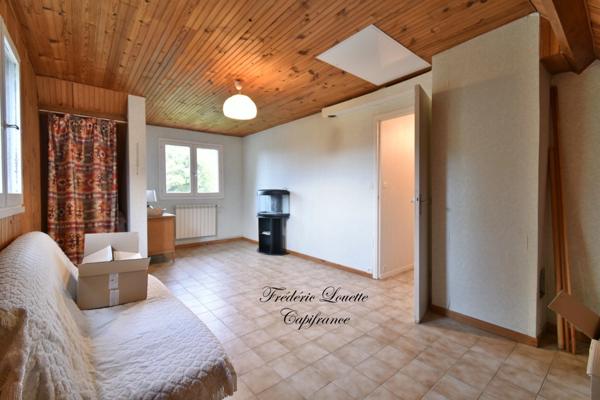 Maison à vendre 6 pièces MONTMORT LUCY (51) de 211 m² avec 2 garage, Tardin, Dépendance dans un secteur calme.