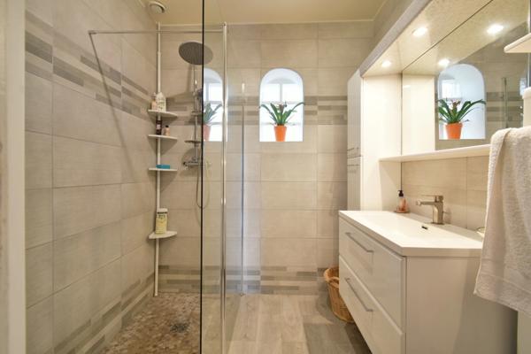 Maison à vendre 6 pièces MONTMORT LUCY (51) de 211 m² avec 2 garage, Tardin, Dépendance dans un secteur calme.