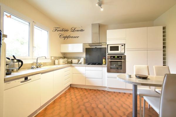 Maison à vendre 6 pièces MONTMORT LUCY (51) de 211 m² avec 2 garage, Tardin, Dépendance dans un secteur calme.