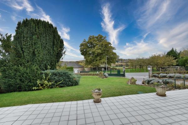 Maison à vendre 6 pièces MONTMORT LUCY (51) de 211 m² avec 2 garage, Tardin, Dépendance dans un secteur calme.