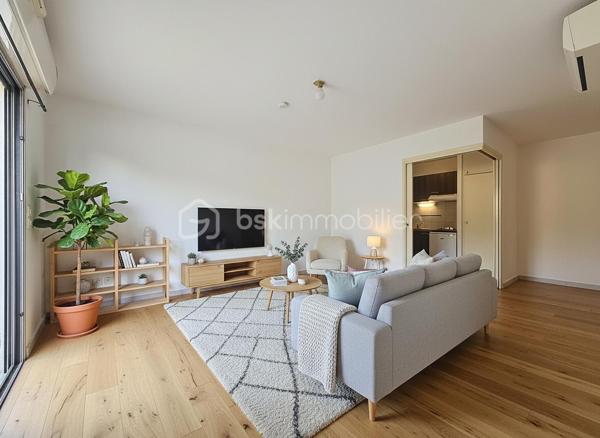 Nouveauté et en Exclusivité 

Venez vite découvrir cet appartement deux pièces de 42 m² idéalement situé.

Situé au rez-de-chaussée d’une copropriété de 2009, bien entretenue, ce charmant deux-pièces de 42 m² saura vous séduire par son emplacement privilégié et sa terrasse de 12 m2.

L’appartement se compose d’un bel espace de vie de 19 m2, d'une cuisine équipée de 5 m2 ouverte sur le salon/séjour offrant un cadre agréable au quotidien. Vous y trouverez également une chambre confortable de plus de 10 m2 avec placard, une salle de bain fonctionnelle et d'un wc séparé.
Il est vendu vide de toute occupation.

Possibilité d'acquérir un garage privatif en sous sol en Sus du prix affiché.

Idéalement situé à deux pas des commerces, des transports et à proximité immédiate du centre-ville de Castelnau-le-Lez, cet appartement conviendra parfaitement pour un premier achat ou un investissement locatif.

À visiter sans tarder ! Jonathan Deniau au O6 81 16 71 20.