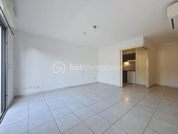 Nouveauté et en Exclusivité 

Venez vite découvrir cet appartement deux pièces de 42 m² idéalement situé.

Situé au rez-de-chaussée d’une copropriété de 2009, bien entretenue, ce charmant deux-pièces de 42 m² saura vous séduire par son emplacement privilégié et sa terrasse de 12 m2.

L’appartement se compose d’un bel espace de vie de 19 m2, d'une cuisine équipée de 5 m2 ouverte sur le salon/séjour offrant un cadre agréable au quotidien. Vous y trouverez également une chambre confortable de plus de 10 m2 avec placard, une salle de bain fonctionnelle et d'un wc séparé.
Il est vendu vide de toute occupation.

Possibilité d'acquérir un garage privatif en sous sol en Sus du prix affiché.

Idéalement situé à deux pas des commerces, des transports et à proximité immédiate du centre-ville de Castelnau-le-Lez, cet appartement conviendra parfaitement pour un premier achat ou un investissement locatif.

À visiter sans tarder ! Jonathan Deniau au O6 81 16 71 20.