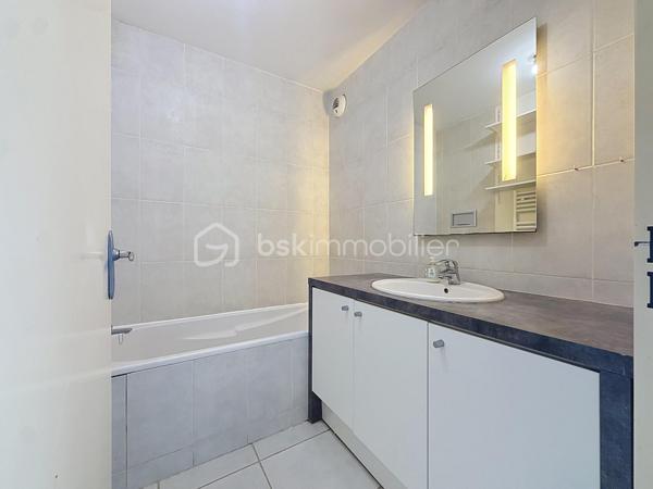 Nouveauté et en Exclusivité 

Venez vite découvrir cet appartement deux pièces de 42 m² idéalement situé.

Situé au rez-de-chaussée d’une copropriété de 2009, bien entretenue, ce charmant deux-pièces de 42 m² saura vous séduire par son emplacement privilégié et sa terrasse de 12 m2.

L’appartement se compose d’un bel espace de vie de 19 m2, d'une cuisine équipée de 5 m2 ouverte sur le salon/séjour offrant un cadre agréable au quotidien. Vous y trouverez également une chambre confortable de plus de 10 m2 avec placard, une salle de bain fonctionnelle et d'un wc séparé.
Il est vendu vide de toute occupation.

Possibilité d'acquérir un garage privatif en sous sol en Sus du prix affiché.

Idéalement situé à deux pas des commerces, des transports et à proximité immédiate du centre-ville de Castelnau-le-Lez, cet appartement conviendra parfaitement pour un premier achat ou un investissement locatif.

À visiter sans tarder ! Jonathan Deniau au O6 81 16 71 20.