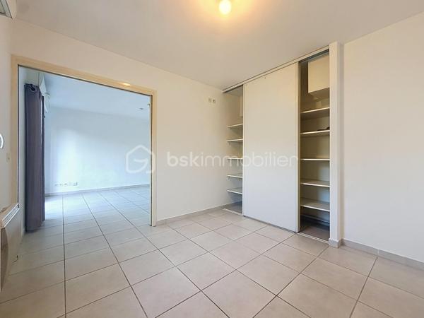 Nouveauté et en Exclusivité 

Venez vite découvrir cet appartement deux pièces de 42 m² idéalement situé.

Situé au rez-de-chaussée d’une copropriété de 2009, bien entretenue, ce charmant deux-pièces de 42 m² saura vous séduire par son emplacement privilégié et sa terrasse de 12 m2.

L’appartement se compose d’un bel espace de vie de 19 m2, d'une cuisine équipée de 5 m2 ouverte sur le salon/séjour offrant un cadre agréable au quotidien. Vous y trouverez également une chambre confortable de plus de 10 m2 avec placard, une salle de bain fonctionnelle et d'un wc séparé.
Il est vendu vide de toute occupation.

Possibilité d'acquérir un garage privatif en sous sol en Sus du prix affiché.

Idéalement situé à deux pas des commerces, des transports et à proximité immédiate du centre-ville de Castelnau-le-Lez, cet appartement conviendra parfaitement pour un premier achat ou un investissement locatif.

À visiter sans tarder ! Jonathan Deniau au O6 81 16 71 20.