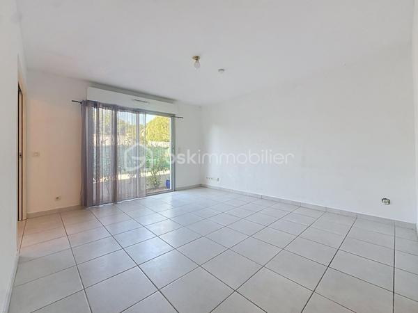 Nouveauté et en Exclusivité 

Venez vite découvrir cet appartement deux pièces de 42 m² idéalement situé.

Situé au rez-de-chaussée d’une copropriété de 2009, bien entretenue, ce charmant deux-pièces de 42 m² saura vous séduire par son emplacement privilégié et sa terrasse de 12 m2.

L’appartement se compose d’un bel espace de vie de 19 m2, d'une cuisine équipée de 5 m2 ouverte sur le salon/séjour offrant un cadre agréable au quotidien. Vous y trouverez également une chambre confortable de plus de 10 m2 avec placard, une salle de bain fonctionnelle et d'un wc séparé.
Il est vendu vide de toute occupation.

Possibilité d'acquérir un garage privatif en sous sol en Sus du prix affiché.

Idéalement situé à deux pas des commerces, des transports et à proximité immédiate du centre-ville de Castelnau-le-Lez, cet appartement conviendra parfaitement pour un premier achat ou un investissement locatif.

À visiter sans tarder ! Jonathan Deniau au O6 81 16 71 20.