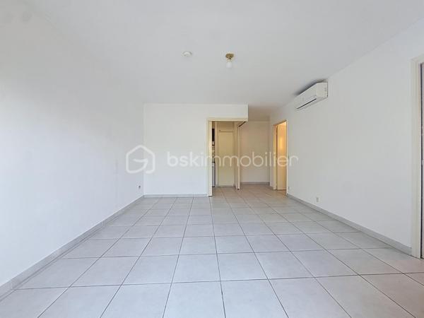 Nouveauté et en Exclusivité 

Venez vite découvrir cet appartement deux pièces de 42 m² idéalement situé.

Situé au rez-de-chaussée d’une copropriété de 2009, bien entretenue, ce charmant deux-pièces de 42 m² saura vous séduire par son emplacement privilégié et sa terrasse de 12 m2.

L’appartement se compose d’un bel espace de vie de 19 m2, d'une cuisine équipée de 5 m2 ouverte sur le salon/séjour offrant un cadre agréable au quotidien. Vous y trouverez également une chambre confortable de plus de 10 m2 avec placard, une salle de bain fonctionnelle et d'un wc séparé.
Il est vendu vide de toute occupation.

Possibilité d'acquérir un garage privatif en sous sol en Sus du prix affiché.

Idéalement situé à deux pas des commerces, des transports et à proximité immédiate du centre-ville de Castelnau-le-Lez, cet appartement conviendra parfaitement pour un premier achat ou un investissement locatif.

À visiter sans tarder ! Jonathan Deniau au O6 81 16 71 20.