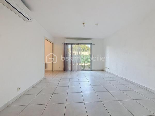 Nouveauté et en Exclusivité 

Venez vite découvrir cet appartement deux pièces de 42 m² idéalement situé.

Situé au rez-de-chaussée d’une copropriété de 2009, bien entretenue, ce charmant deux-pièces de 42 m² saura vous séduire par son emplacement privilégié et sa terrasse de 12 m2.

L’appartement se compose d’un bel espace de vie de 19 m2, d'une cuisine équipée de 5 m2 ouverte sur le salon/séjour offrant un cadre agréable au quotidien. Vous y trouverez également une chambre confortable de plus de 10 m2 avec placard, une salle de bain fonctionnelle et d'un wc séparé.
Il est vendu vide de toute occupation.

Possibilité d'acquérir un garage privatif en sous sol en Sus du prix affiché.

Idéalement situé à deux pas des commerces, des transports et à proximité immédiate du centre-ville de Castelnau-le-Lez, cet appartement conviendra parfaitement pour un premier achat ou un investissement locatif.

À visiter sans tarder ! Jonathan Deniau au O6 81 16 71 20.