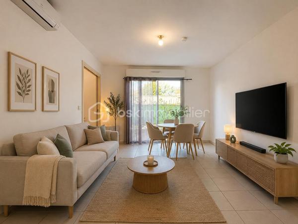 Nouveauté et en Exclusivité 

Venez vite découvrir cet appartement deux pièces de 42 m² idéalement situé.

Situé au rez-de-chaussée d’une copropriété de 2009, bien entretenue, ce charmant deux-pièces de 42 m² saura vous séduire par son emplacement privilégié et sa terrasse de 12 m2.

L’appartement se compose d’un bel espace de vie de 19 m2, d'une cuisine équipée de 5 m2 ouverte sur le salon/séjour offrant un cadre agréable au quotidien. Vous y trouverez également une chambre confortable de plus de 10 m2 avec placard, une salle de bain fonctionnelle et d'un wc séparé.
Il est vendu vide de toute occupation.

Possibilité d'acquérir un garage privatif en sous sol en Sus du prix affiché.

Idéalement situé à deux pas des commerces, des transports et à proximité immédiate du centre-ville de Castelnau-le-Lez, cet appartement conviendra parfaitement pour un premier achat ou un investissement locatif.

À visiter sans tarder ! Jonathan Deniau au O6 81 16 71 20.