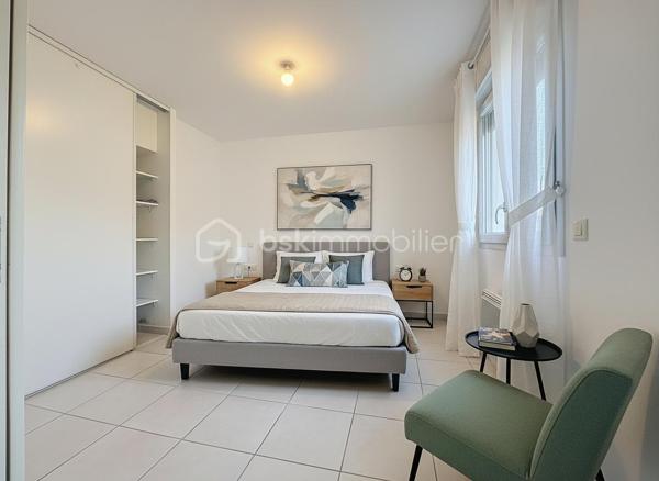 Nouveauté et en Exclusivité 

Venez vite découvrir cet appartement deux pièces de 42 m² idéalement situé.

Situé au rez-de-chaussée d’une copropriété de 2009, bien entretenue, ce charmant deux-pièces de 42 m² saura vous séduire par son emplacement privilégié et sa terrasse de 12 m2.

L’appartement se compose d’un bel espace de vie de 19 m2, d'une cuisine équipée de 5 m2 ouverte sur le salon/séjour offrant un cadre agréable au quotidien. Vous y trouverez également une chambre confortable de plus de 10 m2 avec placard, une salle de bain fonctionnelle et d'un wc séparé.
Il est vendu vide de toute occupation.

Possibilité d'acquérir un garage privatif en sous sol en Sus du prix affiché.

Idéalement situé à deux pas des commerces, des transports et à proximité immédiate du centre-ville de Castelnau-le-Lez, cet appartement conviendra parfaitement pour un premier achat ou un investissement locatif.

À visiter sans tarder ! Jonathan Deniau au O6 81 16 71 20.