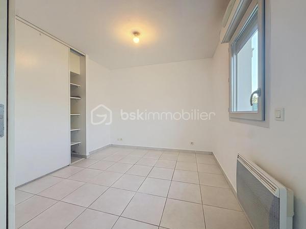 Nouveauté et en Exclusivité 

Venez vite découvrir cet appartement deux pièces de 42 m² idéalement situé.

Situé au rez-de-chaussée d’une copropriété de 2009, bien entretenue, ce charmant deux-pièces de 42 m² saura vous séduire par son emplacement privilégié et sa terrasse de 12 m2.

L’appartement se compose d’un bel espace de vie de 19 m2, d'une cuisine équipée de 5 m2 ouverte sur le salon/séjour offrant un cadre agréable au quotidien. Vous y trouverez également une chambre confortable de plus de 10 m2 avec placard, une salle de bain fonctionnelle et d'un wc séparé.
Il est vendu vide de toute occupation.

Possibilité d'acquérir un garage privatif en sous sol en Sus du prix affiché.

Idéalement situé à deux pas des commerces, des transports et à proximité immédiate du centre-ville de Castelnau-le-Lez, cet appartement conviendra parfaitement pour un premier achat ou un investissement locatif.

À visiter sans tarder ! Jonathan Deniau au O6 81 16 71 20.