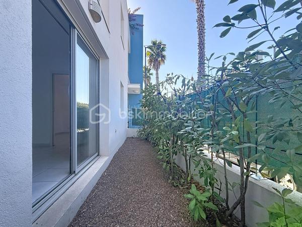 Nouveauté et en Exclusivité 

Venez vite découvrir cet appartement deux pièces de 42 m² idéalement situé.

Situé au rez-de-chaussée d’une copropriété de 2009, bien entretenue, ce charmant deux-pièces de 42 m² saura vous séduire par son emplacement privilégié et sa terrasse de 12 m2.

L’appartement se compose d’un bel espace de vie de 19 m2, d'une cuisine équipée de 5 m2 ouverte sur le salon/séjour offrant un cadre agréable au quotidien. Vous y trouverez également une chambre confortable de plus de 10 m2 avec placard, une salle de bain fonctionnelle et d'un wc séparé.
Il est vendu vide de toute occupation.

Possibilité d'acquérir un garage privatif en sous sol en Sus du prix affiché.

Idéalement situé à deux pas des commerces, des transports et à proximité immédiate du centre-ville de Castelnau-le-Lez, cet appartement conviendra parfaitement pour un premier achat ou un investissement locatif.

À visiter sans tarder ! Jonathan Deniau au O6 81 16 71 20.