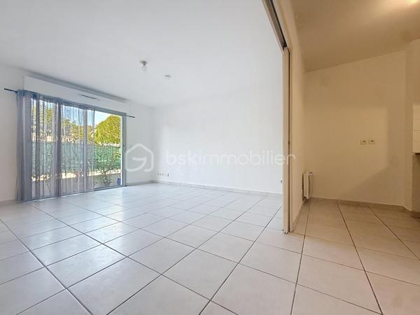 Nouveauté et en Exclusivité 

Venez vite découvrir cet appartement deux pièces de 42 m² idéalement situé.

Situé au rez-de-chaussée d’une copropriété de 2009, bien entretenue, ce charmant deux-pièces de 42 m² saura vous séduire par son emplacement privilégié et sa terrasse de 12 m2.

L’appartement se compose d’un bel espace de vie de 19 m2, d'une cuisine équipée de 5 m2 ouverte sur le salon/séjour offrant un cadre agréable au quotidien. Vous y trouverez également une chambre confortable de plus de 10 m2 avec placard, une salle de bain fonctionnelle et d'un wc séparé.
Il est vendu vide de toute occupation.

Possibilité d'acquérir un garage privatif en sous sol en Sus du prix affiché.

Idéalement situé à deux pas des commerces, des transports et à proximité immédiate du centre-ville de Castelnau-le-Lez, cet appartement conviendra parfaitement pour un premier achat ou un investissement locatif.

À visiter sans tarder ! Jonathan Deniau au O6 81 16 71 20.