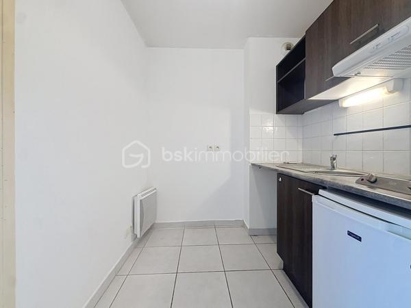 Nouveauté et en Exclusivité 

Venez vite découvrir cet appartement deux pièces de 42 m² idéalement situé.

Situé au rez-de-chaussée d’une copropriété de 2009, bien entretenue, ce charmant deux-pièces de 42 m² saura vous séduire par son emplacement privilégié et sa terrasse de 12 m2.

L’appartement se compose d’un bel espace de vie de 19 m2, d'une cuisine équipée de 5 m2 ouverte sur le salon/séjour offrant un cadre agréable au quotidien. Vous y trouverez également une chambre confortable de plus de 10 m2 avec placard, une salle de bain fonctionnelle et d'un wc séparé.
Il est vendu vide de toute occupation.

Possibilité d'acquérir un garage privatif en sous sol en Sus du prix affiché.

Idéalement situé à deux pas des commerces, des transports et à proximité immédiate du centre-ville de Castelnau-le-Lez, cet appartement conviendra parfaitement pour un premier achat ou un investissement locatif.

À visiter sans tarder ! Jonathan Deniau au O6 81 16 71 20.