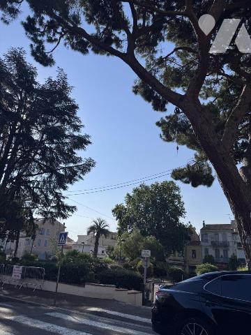 Immeuble avec locaux commerciaux et 4  Appartements centre ville Golfe Juan 
