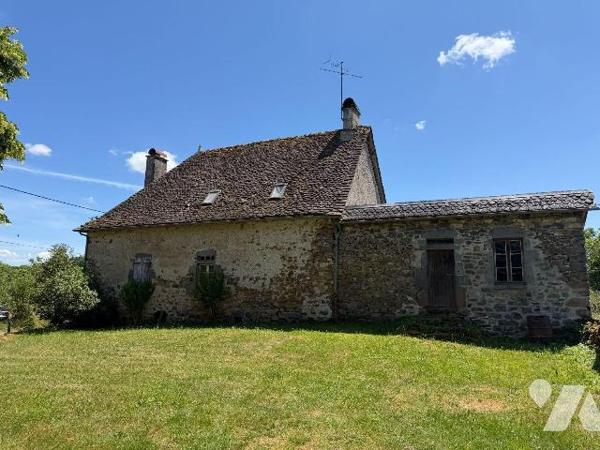 A VENDRE sur la commune de CHALVIGNAC (Cantal), dans un petit hameau, à environ 10mn de MAURIAC...