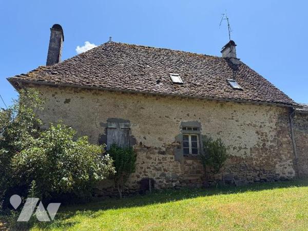 A VENDRE sur la commune de CHALVIGNAC (Cantal), dans un petit hameau, à environ 10mn de MAURIAC...