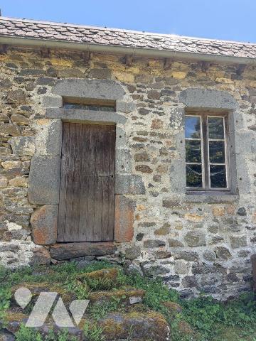 A VENDRE sur la commune de CHALVIGNAC (Cantal), dans un petit hameau, à environ 10mn de MAURIAC...
