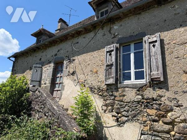 A VENDRE sur la commune de CHALVIGNAC (Cantal), dans un petit hameau, à environ 10mn de MAURIAC...