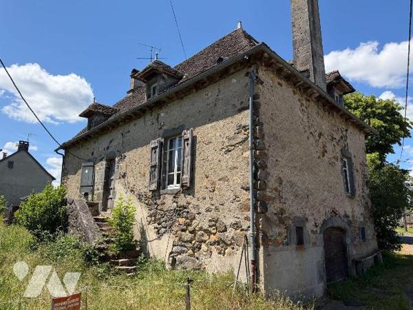 A VENDRE sur la commune de CHALVIGNAC (Cantal), dans un petit hameau, à environ 10mn de MAURIAC...