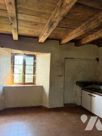 A VENDRE sur la commune de CHALVIGNAC (Cantal), dans un petit hameau, à environ 10mn de MAURIAC...
