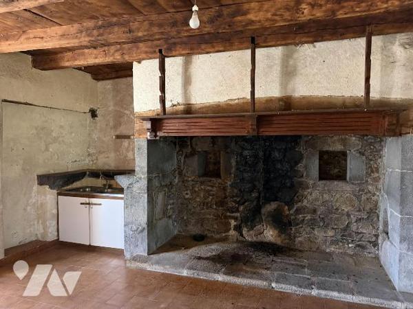 A VENDRE sur la commune de CHALVIGNAC (Cantal), dans un petit hameau, à environ 10mn de MAURIAC...