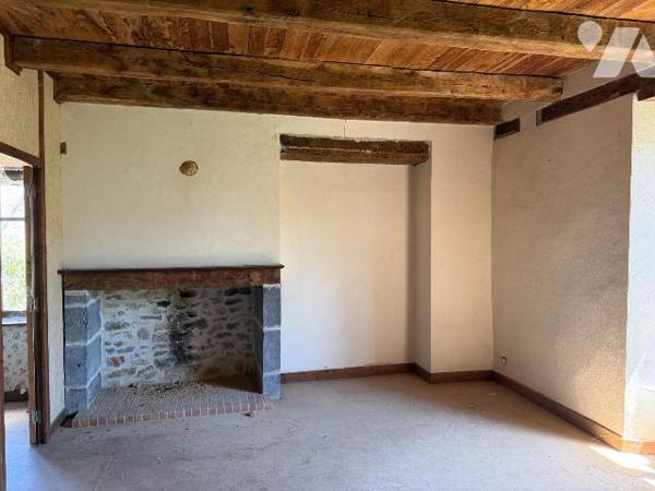 A VENDRE sur la commune de CHALVIGNAC (Cantal), dans un petit hameau, à environ 10mn de MAURIAC...